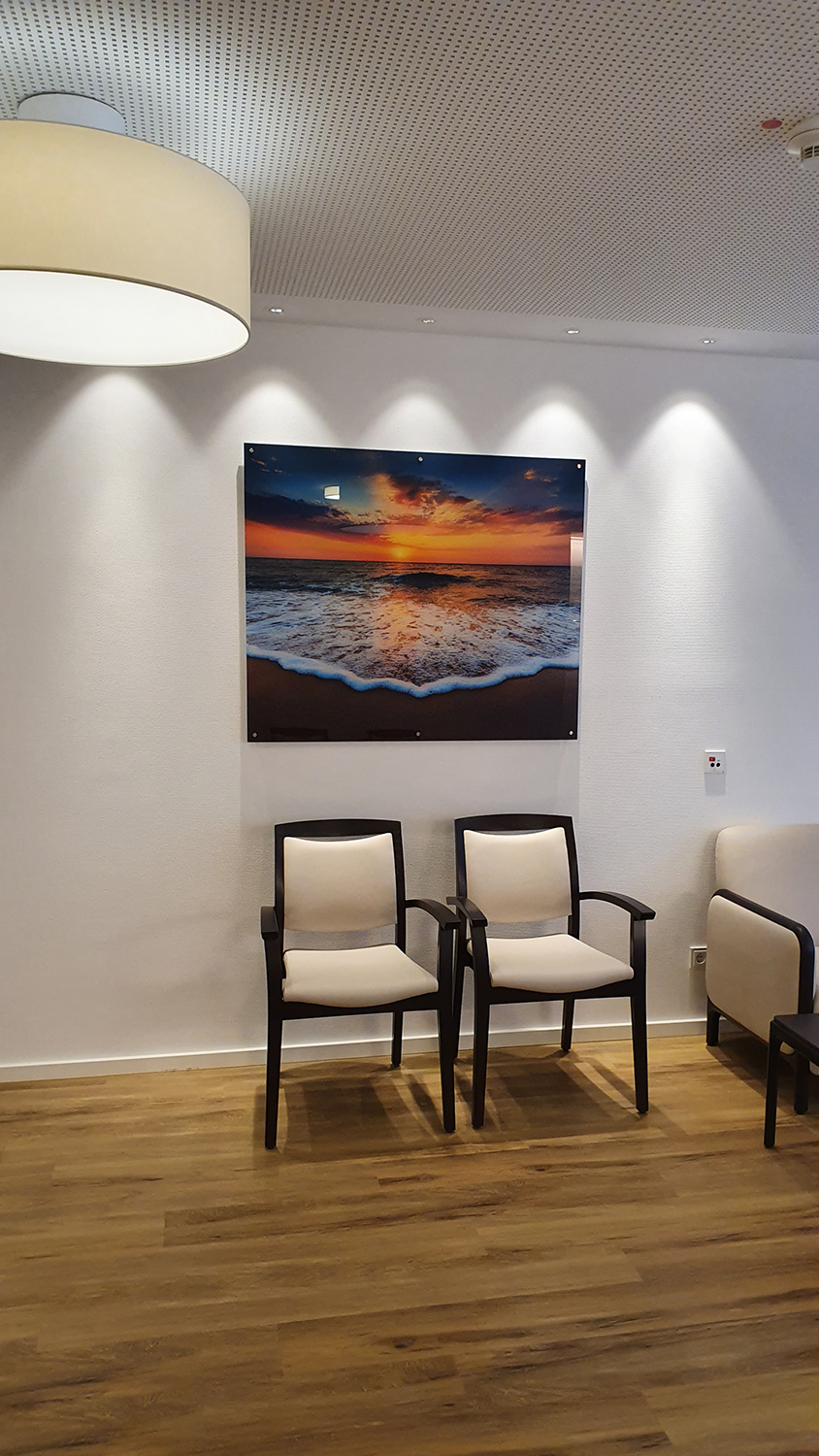 Foto-Acryl-Serie über einer Sitzbank