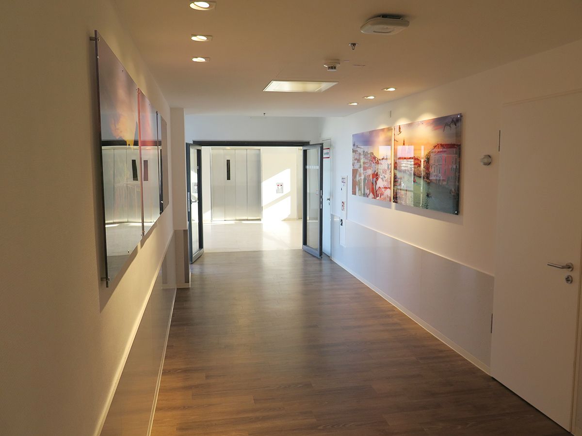 Stationsflur eines Krankenhauses mit mehrteiligen Acrylglasbildern