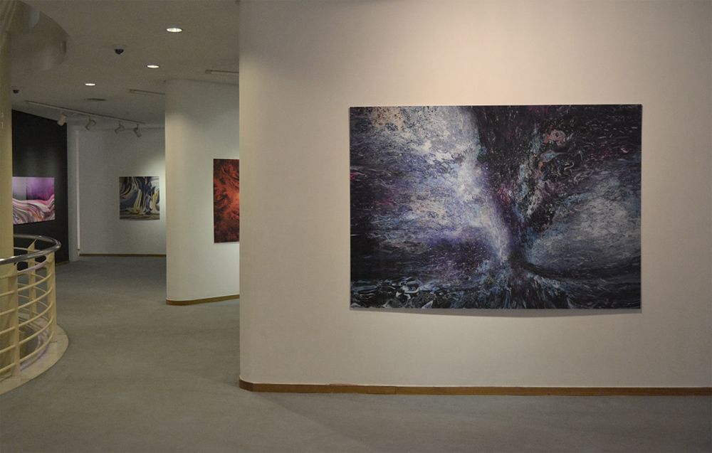Acrylglasbild mit abstraktem Motiv im Galerieraum