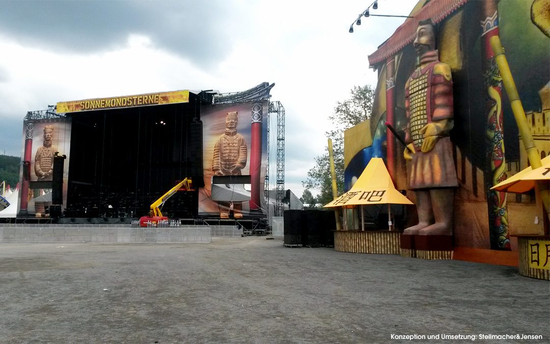Festivalhauptbühne mit großflächigen Bannern in Form von Terrakotta-Kriegern und verhüllter Bar