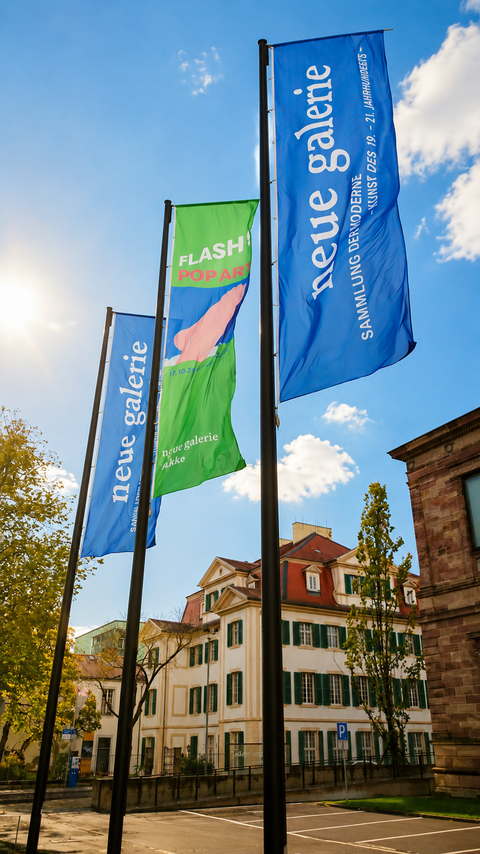 Fahnen mit Ausstellungsmotiv an den Masten der Neuen Galerie in Kassel